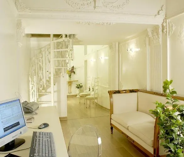 Suites Rome Konukevi 4*