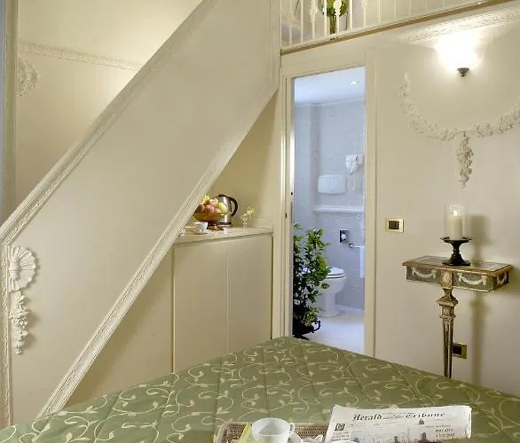 Suites Rome Konukevi 4*