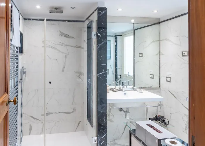 Suites Rome Konukevi 4*